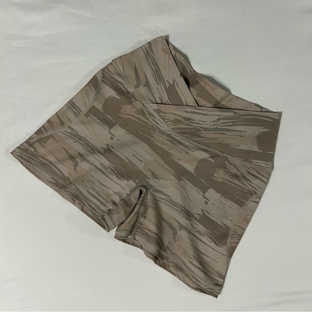 Alphalete Surface Limitless Bra in Desert Canvas Camo